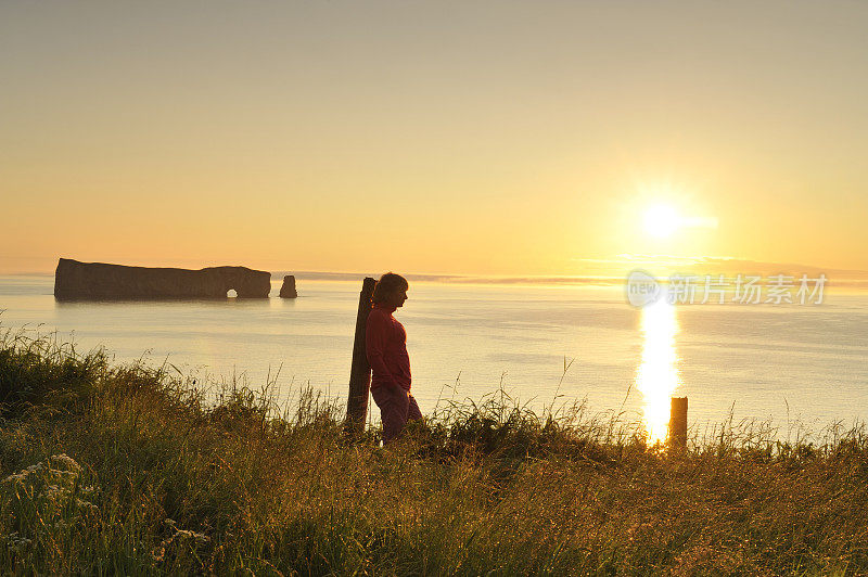 美丽的日出，Perce Rock，魁北克，加拿大